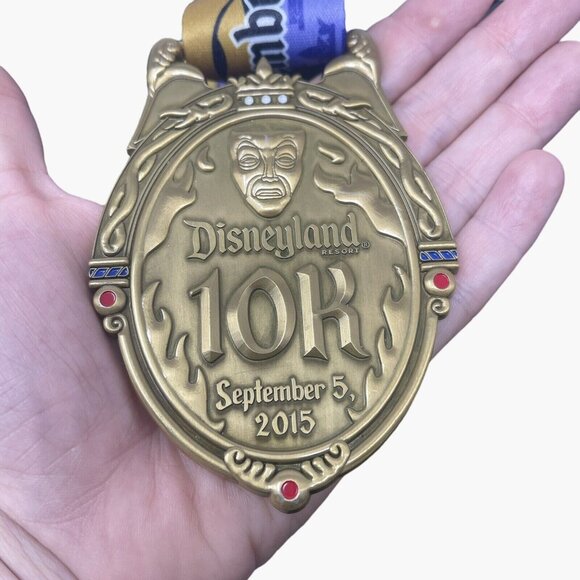 Disney Snow White 2015 10K Magic Mirror 4" Finishers Medal RunDisney - Picture 1 of 4